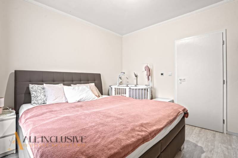 NA PREDAJ 3-IZB. BYT S TERASOU A ZÁHRADKOU, DUN.STREDA - Spálňa v 3-izbovom byte s pohodlnou posteľou a detskou postieľkou.