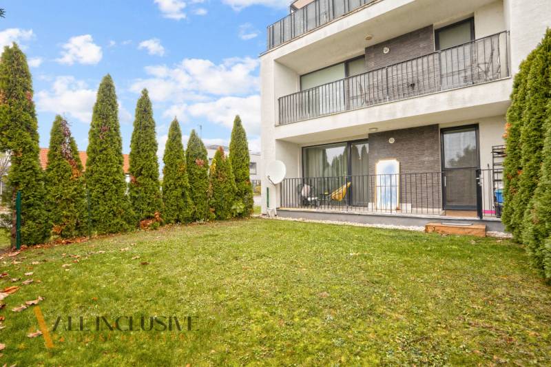 NA PREDAJ 3-IZB. BYT S TERASOU A ZÁHRADKOU, DUN.STREDA - Záhrada pri 3-izbovom byte v Dunajskej Strede s terasou a živým plotom.