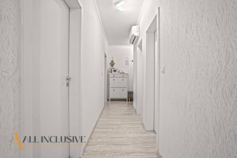 NA PREDAJ 3-IZB. BYT S TERASOU A ZÁHRADKOU, DUN.STREDA - Chodba v 3-izbovom byte s podlahou s dreveným dekorom a klimatizáciou.