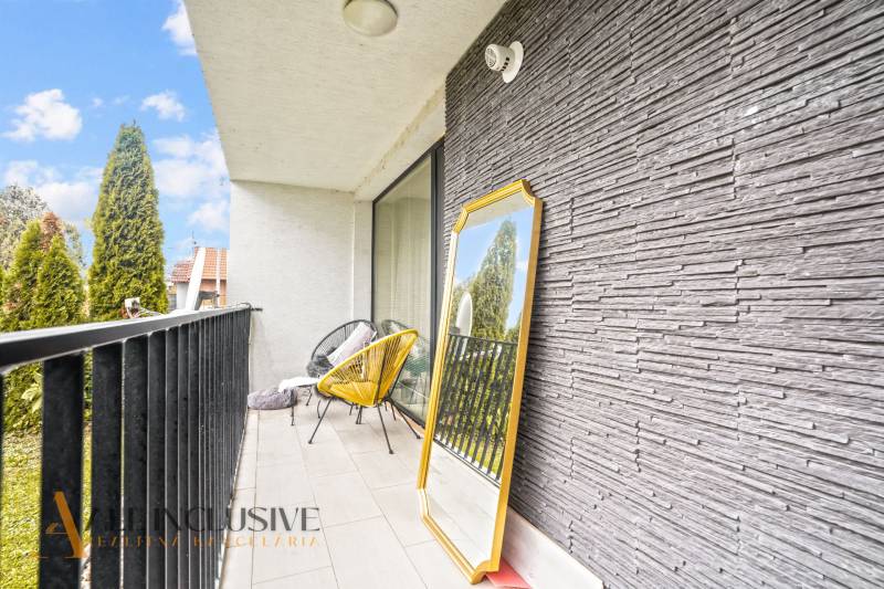 NA PREDAJ 3-IZB. BYT S TERASOU A ZÁHRADKOU, DUN.STREDA - Balkón 3-izbového bytu s dekoratívnym zrkadlom a pohodlným kreslom.