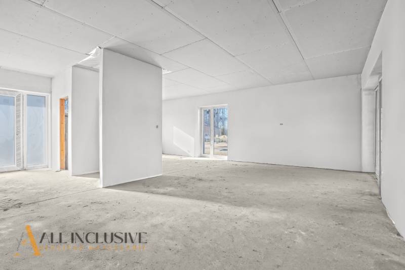 NA PREDAJ 4-IZBOVÝ RD - NOVOSTAVBA, DUNAJSKÁ STREDA  - Prázdny interiér v rodinnom dome s bielymi stenami a veľkými oknami.