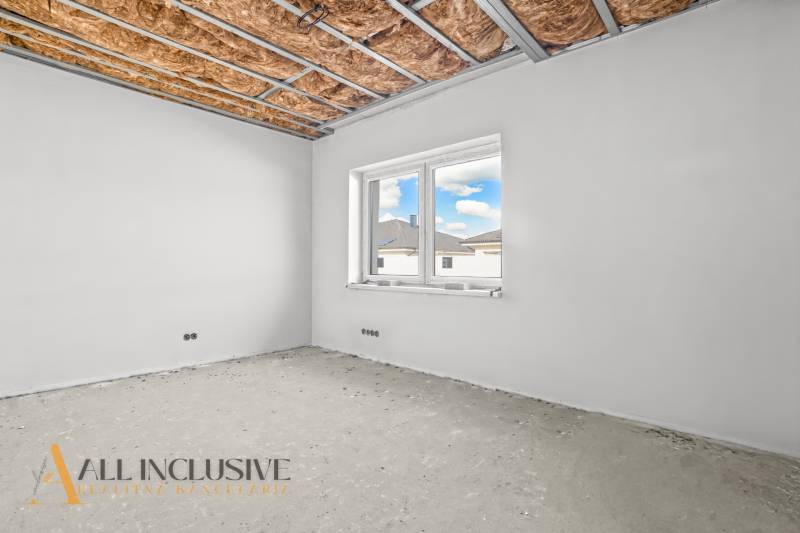 NA PREDAJ 4-IZBOVÝ RD - NOVOSTAVBA, DUNAJSKÁ STREDA  - Surová miestnosť v rodinnom dome s oknom a izolovaným stropom.