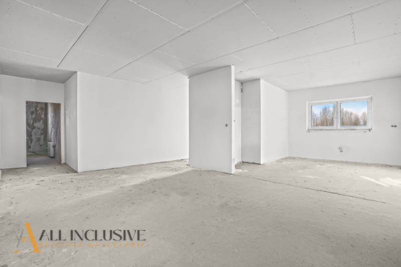 NA PREDAJ 4-IZBOVÝ RD - NOVOSTAVBA, DUNAJSKÁ STREDA  - Svetlá miestnosť v rodinnom dome so sádrokartonovým stropom a veľkým oknom.