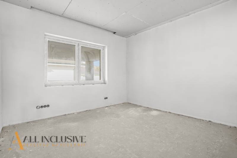 NA PREDAJ 4-IZBOVÝ RD - NOVOSTAVBA, DUNAJSKÁ STREDA  - Stavebná miestnosť v rodinnom dome s oknom a neúpravou podlahou, pripravená na dokončenie.