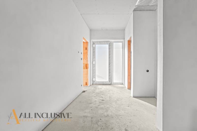 NA PREDAJ 4-IZBOVÝ RD - NOVOSTAVBA, DUNAJSKÁ STREDA  - Svetlá chodba v rodinnom dome s dvoma otvorenými dverami a matným sklom.