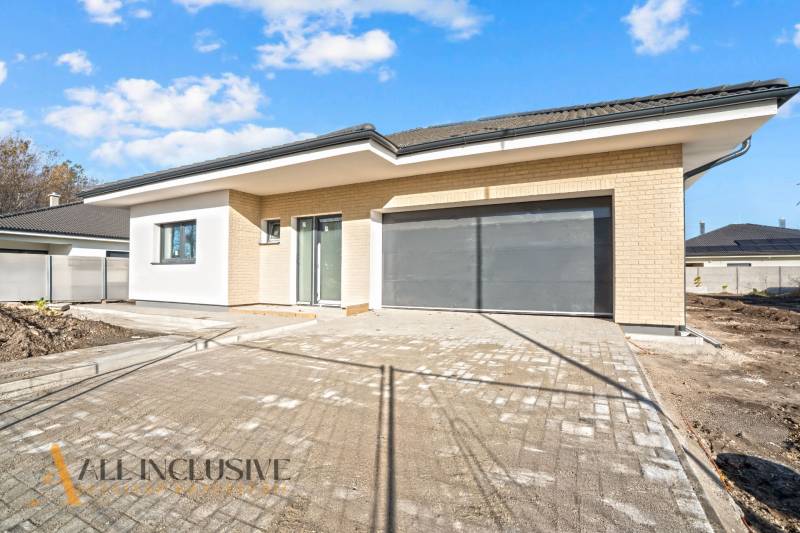 NA PREDAJ 4-IZBOVÝ RD - NOVOSTAVBA, DUNAJSKÁ STREDA  - Rodinný dom na ulici Florida Villa Park v Dunajskej Strede s veľkou dvojgarážou.