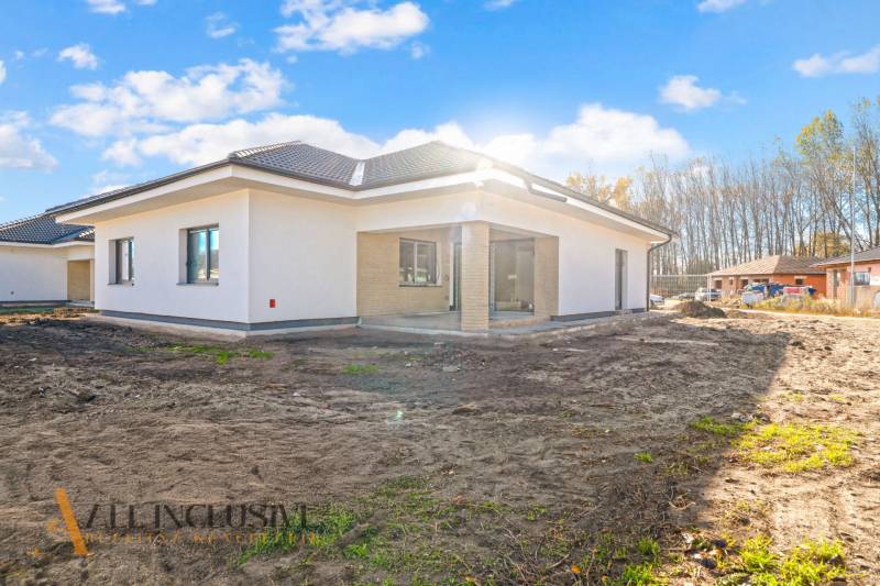 NA PREDAJ 4-IZBOVÝ RD - NOVOSTAVBA, DUNAJSKÁ STREDA  - Rodinný dom na ulici Florida Villa Park v Dunajskej Strede s trávnatým pozemkom.