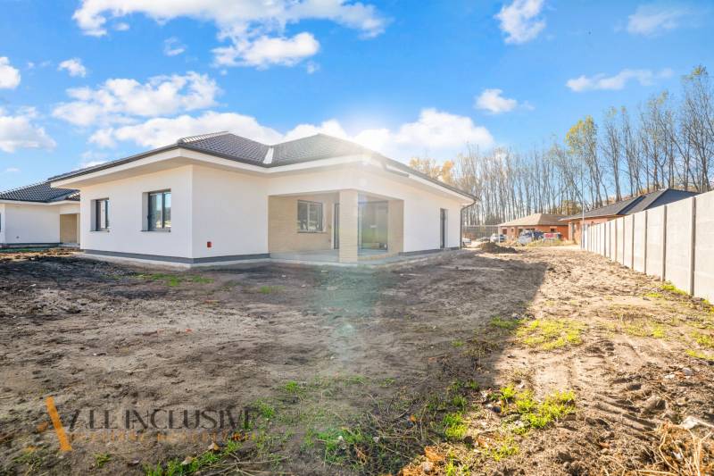 NA PREDAJ 4-IZBOVÝ RD - NOVOSTAVBA, DUNAJSKÁ STREDA  - Rodinný dom na ulici Florida Villa Park v Dunajskej Strede s priestranným vonkajším pozemkom.