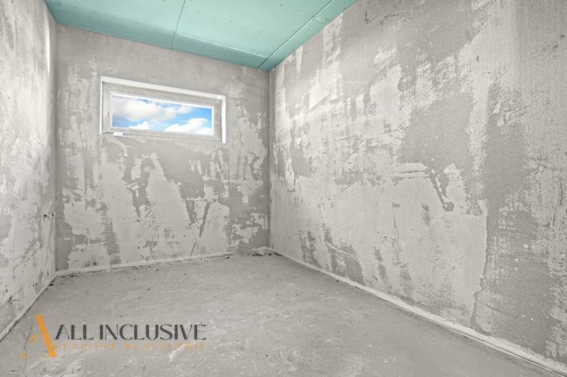 NA PREDAJ 4-IZBOVÝ RD - NOVOSTAVBA, DUNAJSKÁ STREDA  - Hrubá stavba miestnosti v rodinnom dome s oknom a neopracovanými stenami.