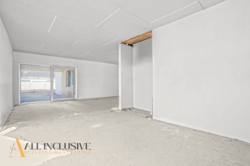 NA PREDAJ 4-IZBOVÝ RD - NOVOSTAVBA, DUNAJSKÁ STREDA  - Priestranná miestnosť v rodinnom dome s nedokončenou podlahou a veľkým oknom.