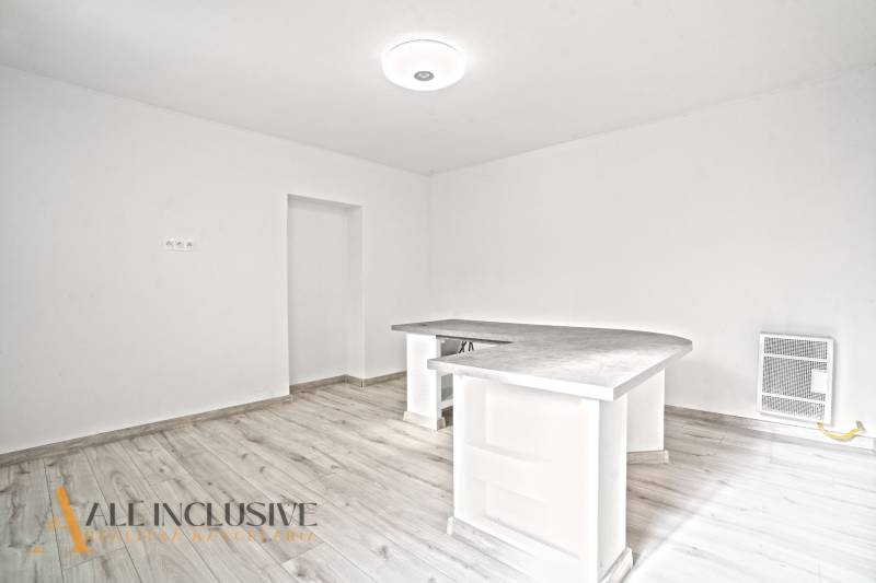 NA PREDAJ 4+1-IZBOVÝ ROD. DOM, VEĽKÉ KOSIHY - Kuchyňa s podlahou s dreveným dekorom v Rodinnom dome, minimalistický barový pult.