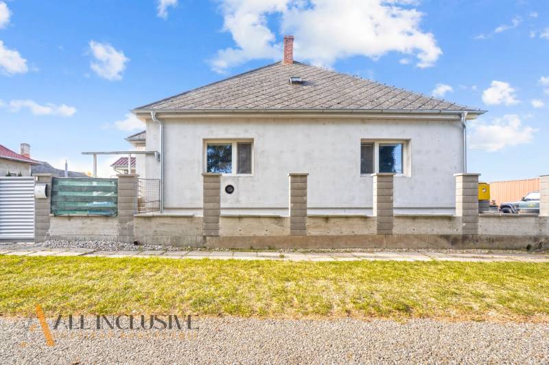 NA PREDAJ 4+1-IZBOVÝ ROD. DOM, VEĽKÉ KOSIHY - Rodinný dom vo Veľkých Kosihách s jednoduchou fasádou a upraveným vonkajším priestorom.