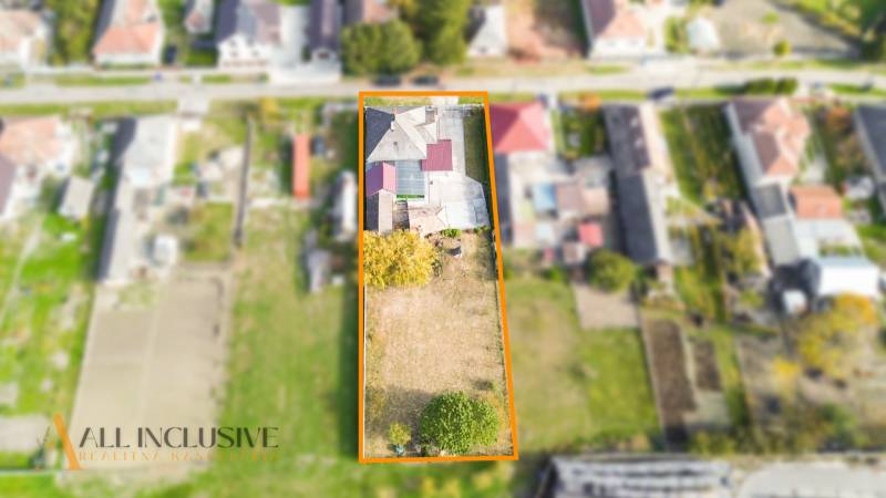 NA PREDAJ 4+1-IZBOVÝ ROD. DOM, VEĽKÉ KOSIHY - Letecký pohľad na pozemok s rodinným domom vo Veľkých Kosihách, obklopený susednými domami.