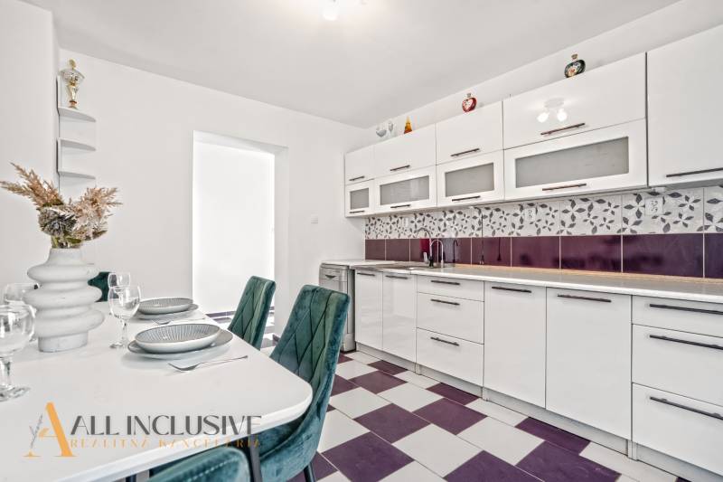 NA PREDAJ 4+1-IZBOVÝ ROD. DOM, VEĽKÉ KOSIHY - Kuchyňa v rodinnom dome so vstavanými spotrebičmi a geometrickou dlažbou.