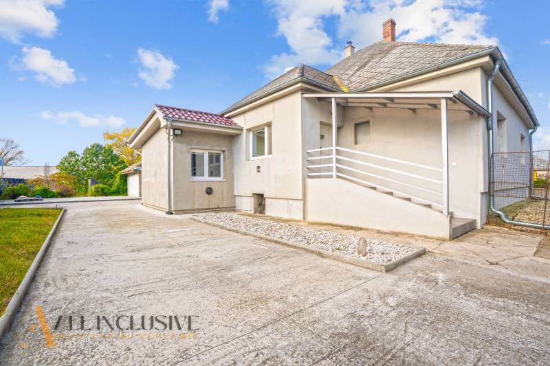 NA PREDAJ 4+1-IZBOVÝ ROD. DOM, VEĽKÉ KOSIHY - Rodinný dom vo Veľkých Kosihách so šikmou strechou a dláždeným dvorom.