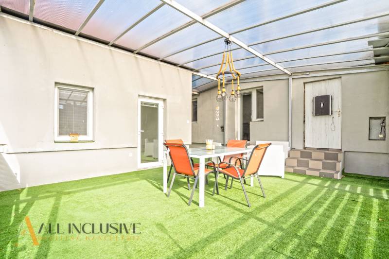 NA PREDAJ 4+1-IZBOVÝ ROD. DOM, VEĽKÉ KOSIHY - Terasa rodinného domu vo Veľkých Kosihách s umelým trávnikom a záhradným nábytkom.