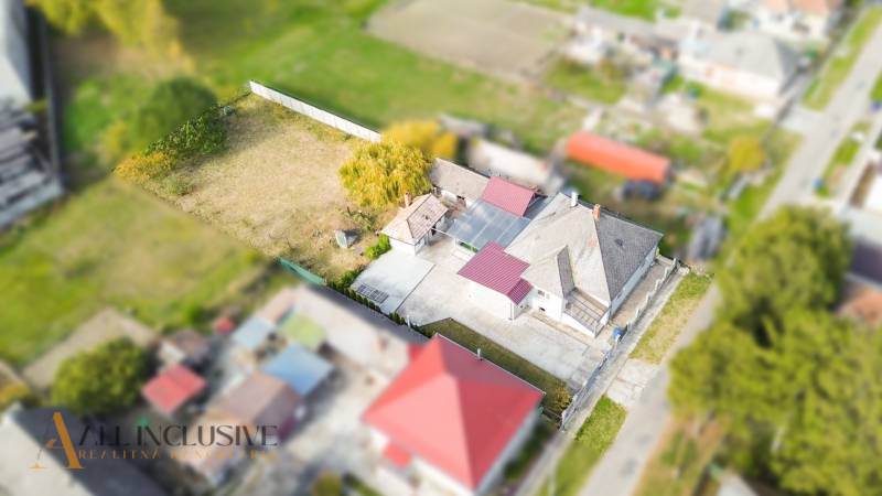 NA PREDAJ 4+1-IZBOVÝ ROD. DOM, VEĽKÉ KOSIHY - Exteriér rodinného domu vo Veľkých Kosihách s rozľahlou záhradou a priestranným dvorom.