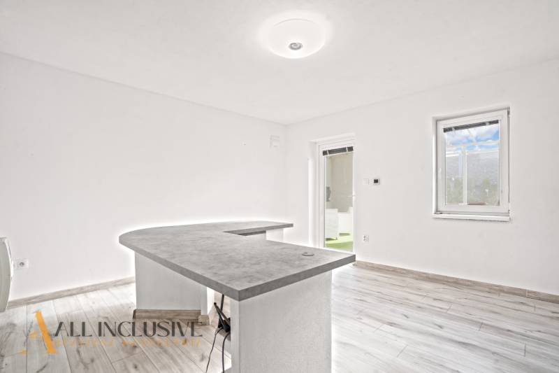 NA PREDAJ 4+1-IZBOVÝ ROD. DOM, VEĽKÉ KOSIHY - Interiér rodinného domu s pultom a podlahou s dreveným dekorom.