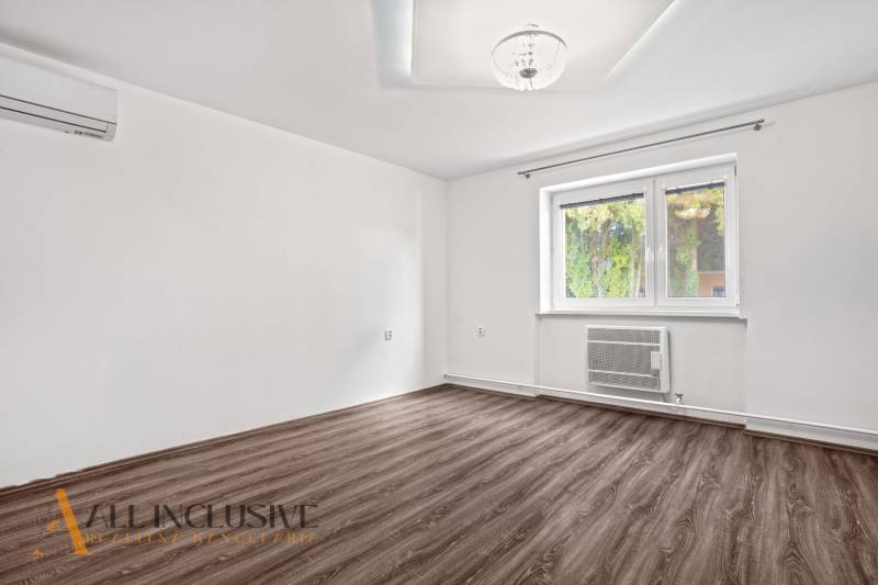 NA PREDAJ 4+1-IZBOVÝ ROD. DOM, VEĽKÉ KOSIHY - Izba v rodinnom dome s podlahou s dreveným dekorom a bielymi stenami.