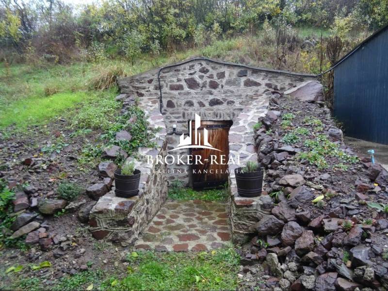 Rodinný dom, chalupa 2 Izbový - Fony - Kamenná pivnica v záhrade rodinného domu v meste FONY.