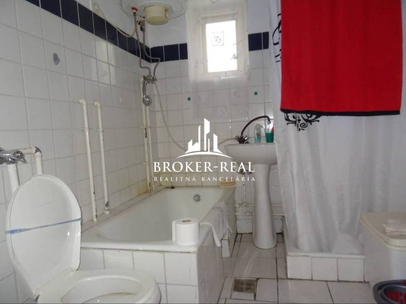 Rodinný dom, chalupa 2 Izbový - Fony - Kúpeľňa s vaňou a bielymi kachličkami v rodinnom dome.