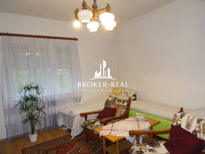 Rodinný dom, chalupa 2 Izbový - Fony - Pohodlná izba v rodinnom dome s kreslami, posteľami a podlahou s dreveným dekorom.