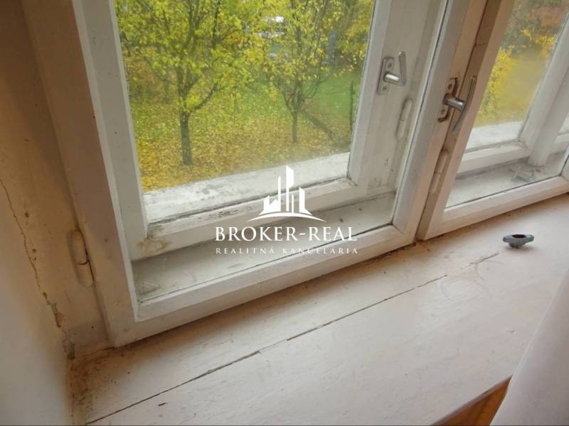 Rodinný dom, chalupa 2 Izbový - Fony - Pohľad z okna v rodinnom dome s výhľadom na jesennú záhradu a stromom.