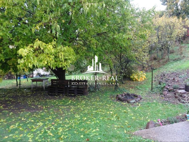 Rodinný dom, chalupa 2 Izbový - Fony - Záhrada pri rodinnom dome v Fony, s posedením z paliet a ohniskom.