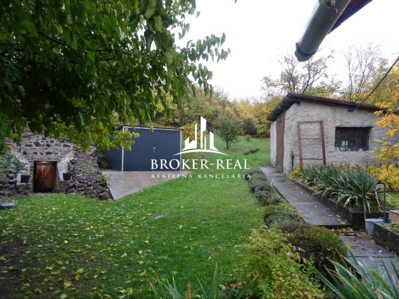 Rodinný dom, chalupa 2 Izbový - Fony - Rodinný dom v obci Fony s dvorom, trávnikom a okolím plným zelene.