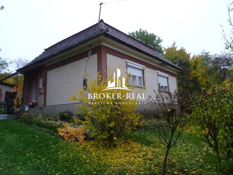 Rodinný dom, chalupa 2 Izbový - Fony - Rodinný dom v obklopení zelene a kríkov, Fony.