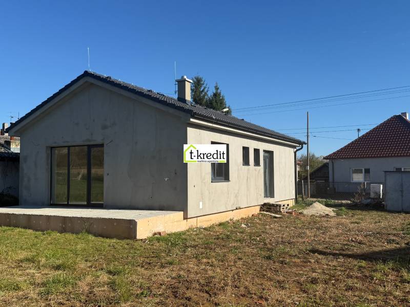 PREDAJ - NOVOSTAVBA - TESÁRSKE MLYŇANY - Rodinný dom v Tesárskych Mlyňanoch s neomietnutou fasádou a betónovou terasou.