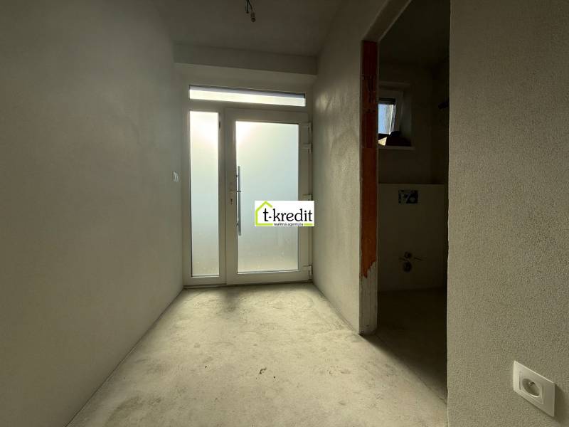 PREDAJ - NOVOSTAVBA - TESÁRSKE MLYŇANY - Interiér rodinného domu s bielymi stenami a presklenými dverami v ústí chodby.