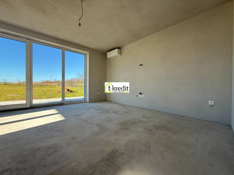 PREDAJ - NOVOSTAVBA - TESÁRSKE MLYŇANY - Priestranná izba v rodinnom dome s veľkými oknami a výhľadom na záhradu.