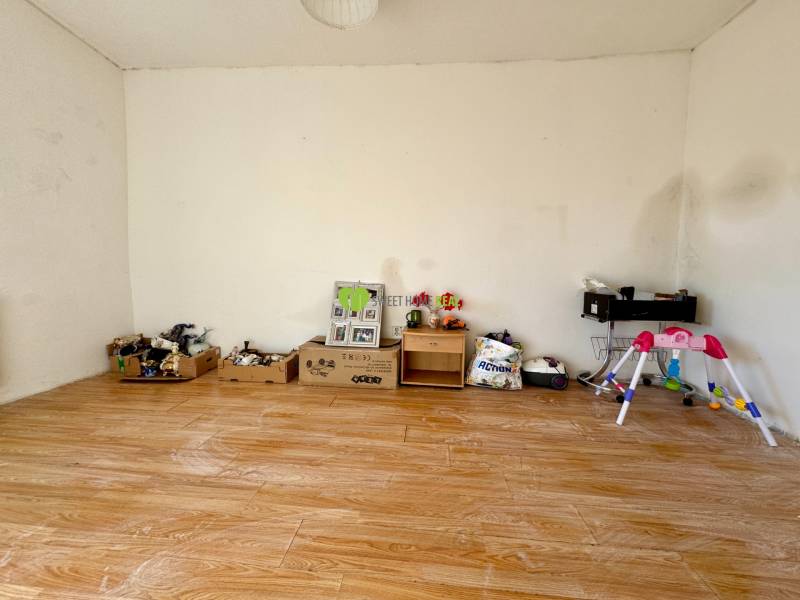 Na predaj 3i rodinný dom – Družstevná pri Hornáde, Košice - okolie - Izba v rodinnom dome so stenami s hračkami a podlahou s dreveným dekorom.