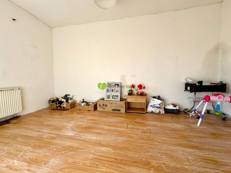 Na predaj 3i rodinný dom – Družstevná pri Hornáde, Košice - okolie - Izba v rodinnom dome s podlahou s dreveným dekorom a rôznymi predmetmi pri stene.