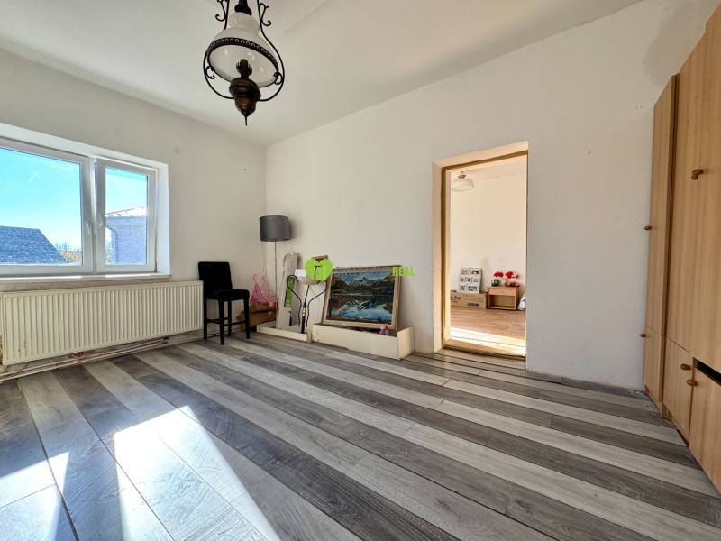 Na predaj 3i rodinný dom – Družstevná pri Hornáde, Košice - okolie - Izba v rodinnom dome s lampou, obrazom a podlahou s dreveným dekorom.