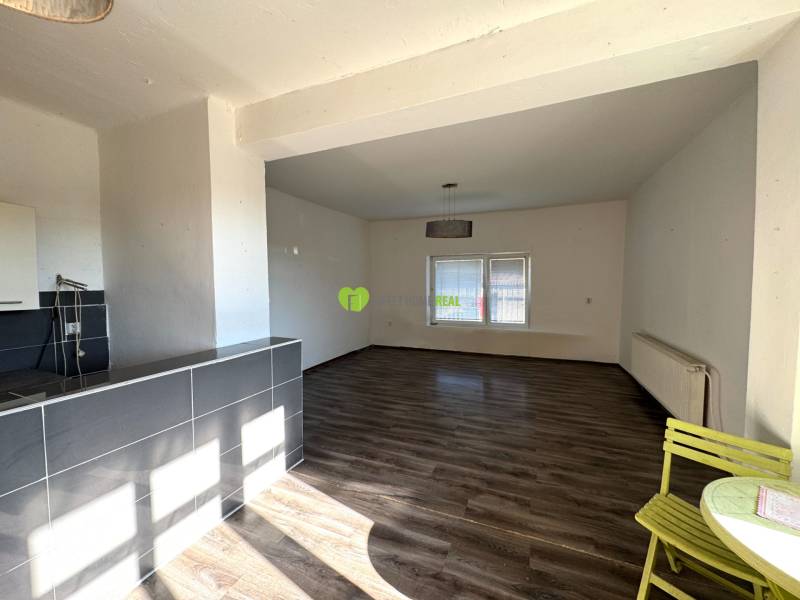 Na predaj 3i rodinný dom – Družstevná pri Hornáde, Košice - okolie - Interiér rodinného domu s priestrannou miestnosťou, podlaha s dreveným dekorom a jedálenský kút.