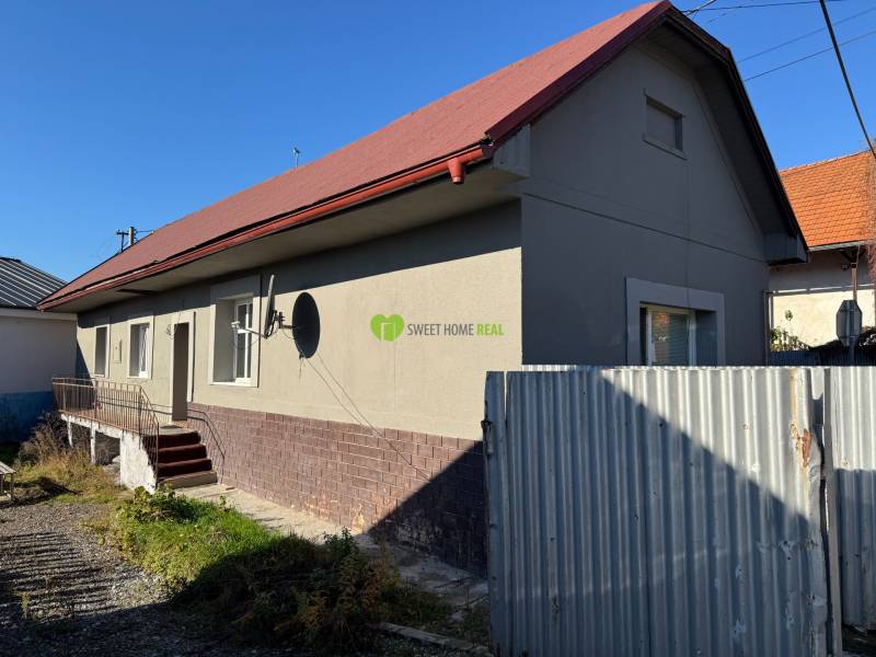 Na predaj 3i rodinný dom – Družstevná pri Hornáde, Košice - okolie - Rodinný dom na Varoveckej ulici v Družstevnej pri Hornáde s červenou plechovou strechou.