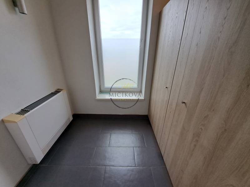 Prenajmeme kancelársky priestor, 40 m2, Levická ul., Vráble - Kancelária s dlažbou, úložným priestorom a veľkým oknom, bez nábytku.