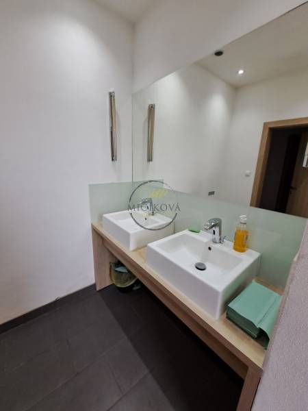 Prenajmeme kancelársky priestor, 40 m2, Levická ul., Vráble - Dvojité umývadlo v kúpeľni kancelárií s bielymi stenami a veľkým zrkadlom.