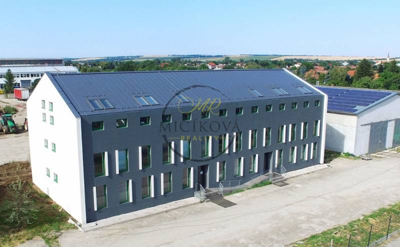 Prenajmeme kancelársky priestor, 40 m2, Levická ul., Vráble - Budova na Levickej ulici vo Vrábľoch s kanceláriami, moderná architektúra a zeleným okolím.