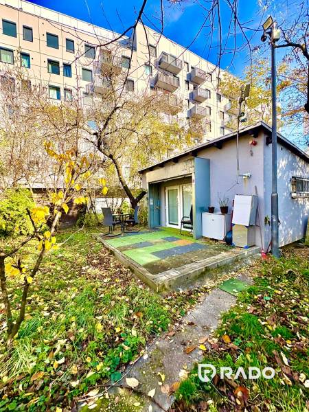 RADO I NA PRENAJOM I ZARIADENY 1-IZBOVY DOM I BA-PRIEVOZ - Záhrada pri rodinnom dome na Hraničnej ulici v Bratislave - Prievoze s terasou.