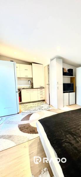 RADO I NA PRENAJOM I ZARIADENY 1-IZBOVY DOM I BA-PRIEVOZ - Interiér rodinného domu so vstavanou kuchyňou, posteľou a skriňami, podlaha s dreveným dekorom.