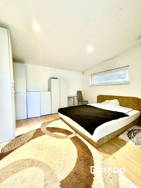 RADO I NA PRENAJOM I ZARIADENY 1-IZBOVY DOM I BA-PRIEVOZ - Spálňa v rodinnom dome s posteľou, skrinkami a podlahou s dreveným dekorom.