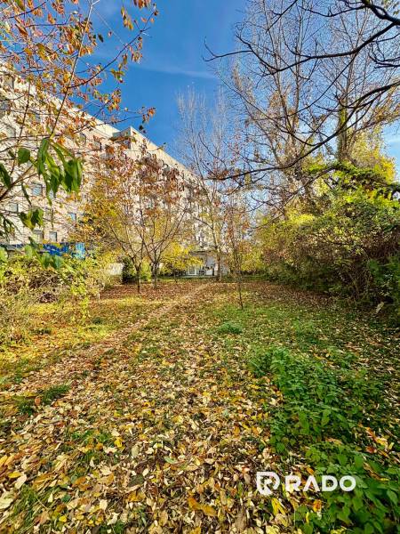 RADO I NA PRENAJOM I ZARIADENY 1-IZBOVY DOM I BA-PRIEVOZ - Jesenná záhrada pri paneláku na Hraničnej ulici v Bratislave - Prievoze.