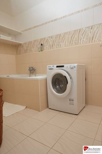 Ponúka prenájom 2 izb. byt na ul. Záporožská na začiatku - Kúpeľňa s vaňou, práčkou a policou v 2-izbovom byte.