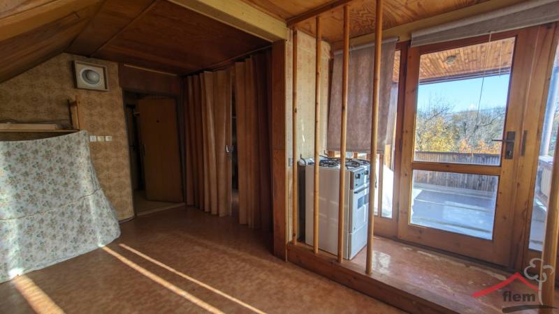 5-izbový rodinný dom na predaj v Hornom Ohaji, okr. NR, pozemok 1251m2 - Interiér rodinného domu s dverami na terasu a stenami s dreveným dekorom.