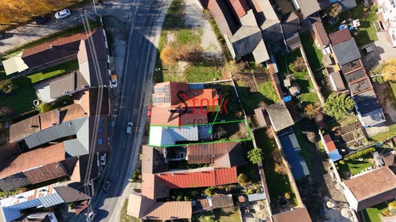 Menší rodinný dom len pár metrov od centra mesta Rajec - Letecký pohľad na rodinný dom na Kostolnej ulici v Rajci s dvorom.