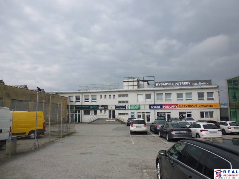 STROJNÍCKA: VOĽNÉ OBCHODNÉ priestory 48 m2 - PRÍZEMIE   - Obchodné priestory na Strojníckej ulici v Prešove s parkoviskom a obchodmi.