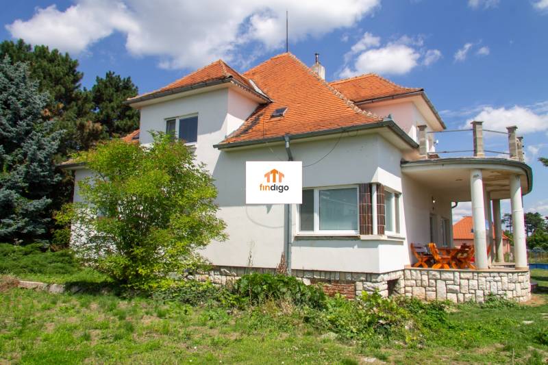 INVESTIČNÁ PRÍLEŽITOSŤ – Na predaj Komplexné centrum v Nitre  - Rodinný dom na ulici Pod sokolom v Nitre s terasou a záhradou.